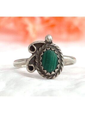 Malachite Accented Navajo Inspired Southwest Sterling Silver 925 Vintage Ring
